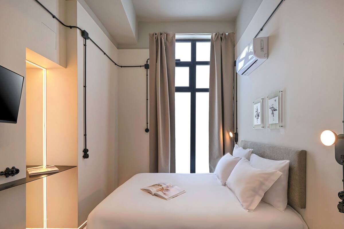 Deluxe Two-Bedroom Studio | Safe på rommet, skrivebord for bærbar PC og blendingsgardiner