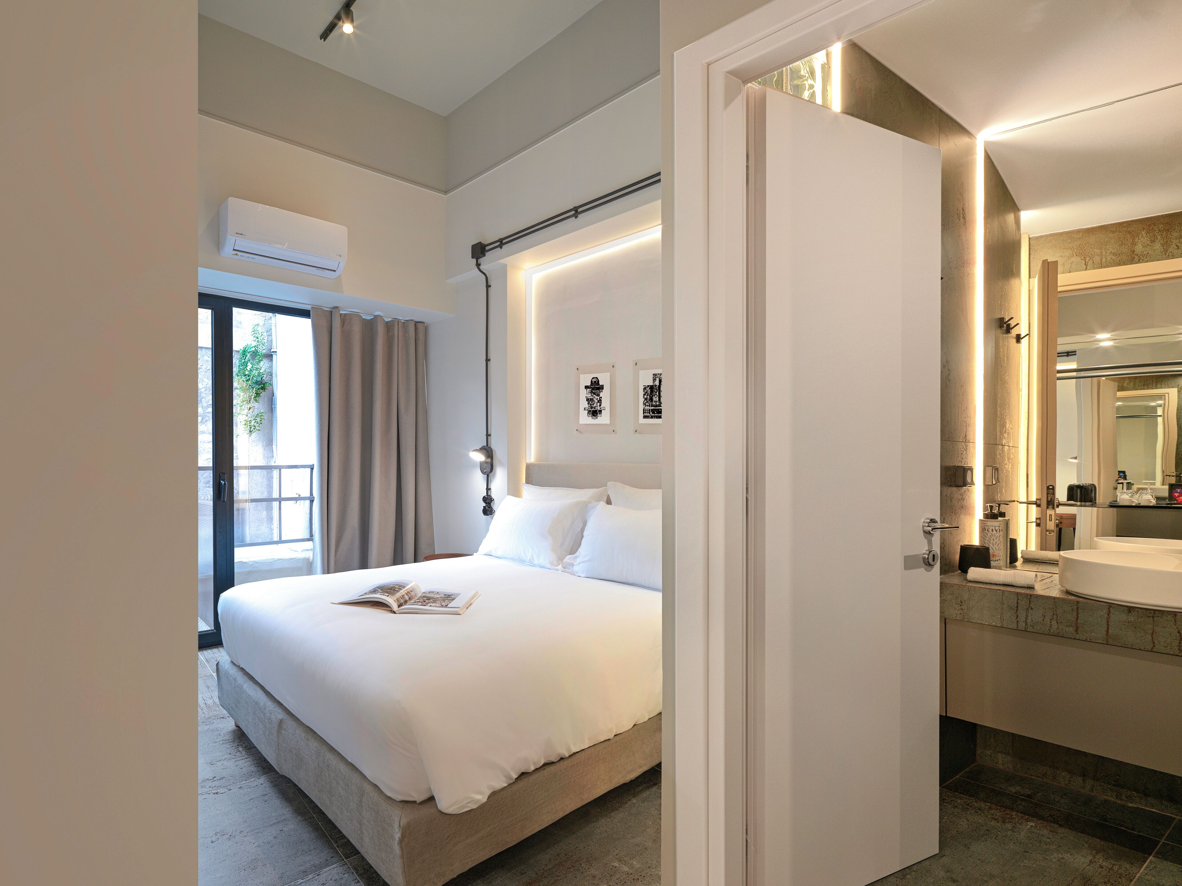Deluxe Double Room With Patio | Χρηματοκιβώτιο στο δωμάτιο, χώρος εργασίας για λάπτοπ 