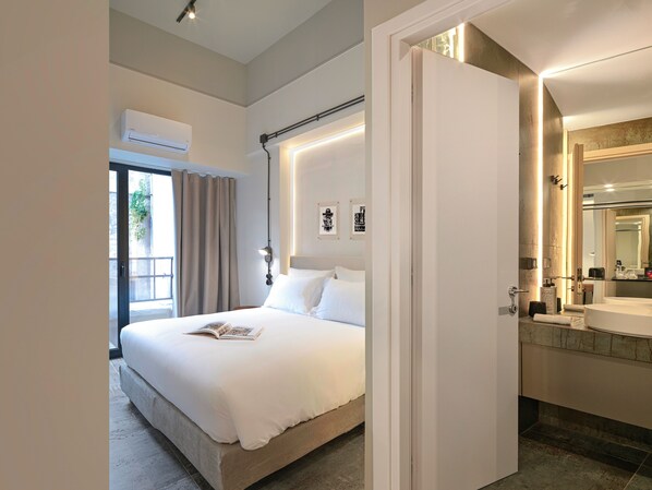 Deluxe Double Room With Patio | Caja fuerte, espacio para trabajar con un portátil, cortinas opacas
