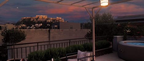 Deluxe Maisonette With Acropolis View and Hot Tub | 陽台景觀