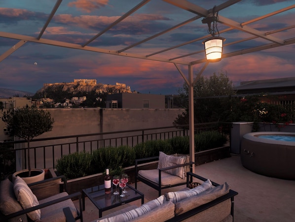 Deluxe Maisonette With Acropolis View and Hot Tub | Vista del balcón