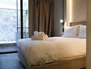 Caja de seguridad en la habitación y espacio para trabajar con laptop 