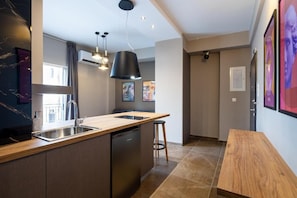 Signature Apartment With Balcony | Bếp riêng | Dụng cụ pha espresso, dụng cụ pha cà phê/trà, ấm điện
