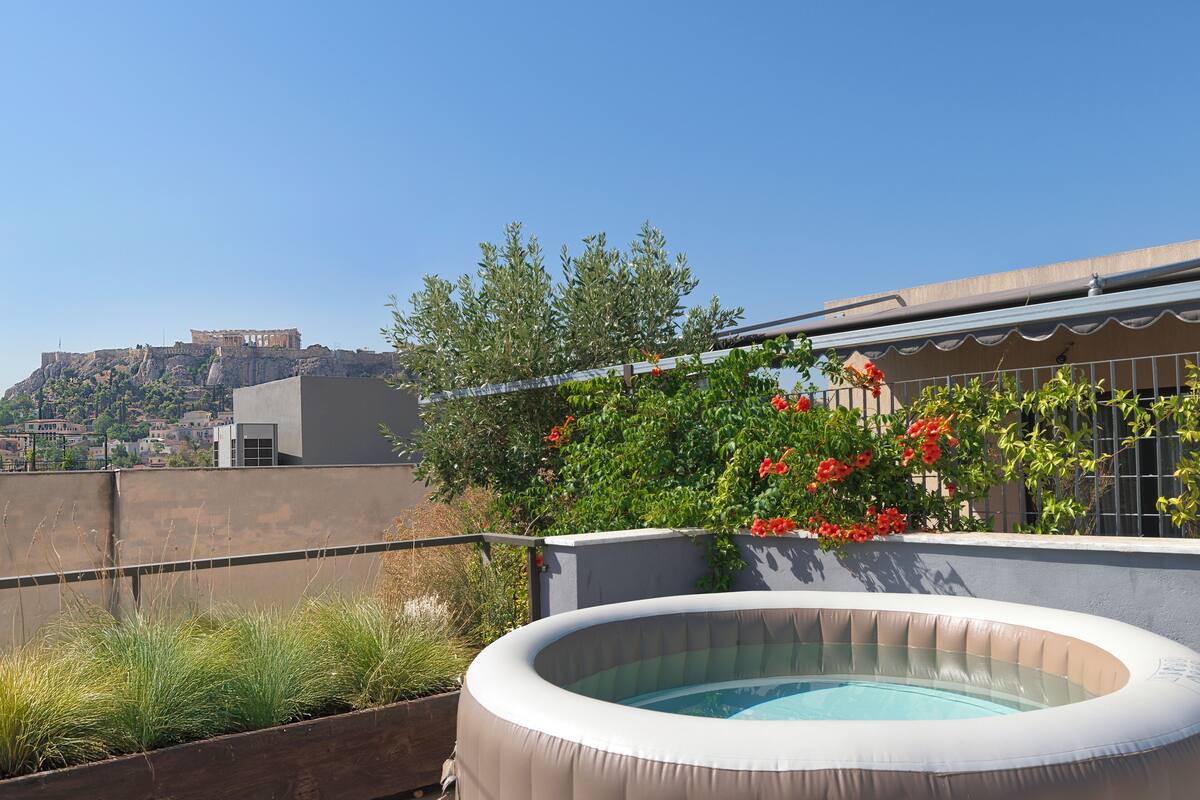 Deluxe Maisonette With Acropolis View and Hot Tub | Safe på rommet, skrivebord for bærbar PC og blendingsgardiner