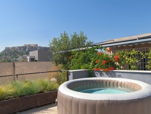 Deluxe Maisonette With Acropolis View and Hot Tub | Caja de seguridad en la habitación y espacio para trabajar con laptop 