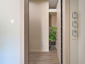Caja de seguridad en la habitación y espacio para trabajar con laptop 