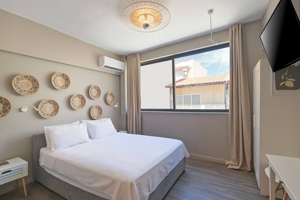 Deluxe Two-Bedroom Apartment | Safe på rommet, skrivebord for bærbar PC og blendingsgardiner