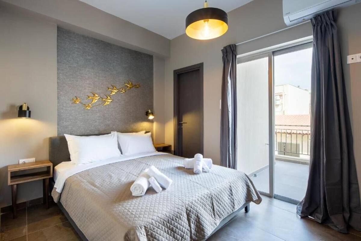 Two-Bedroom Deluxe Apartment with Balcony | Safe på rommet, skrivebord for bærbar PC og blendingsgardiner