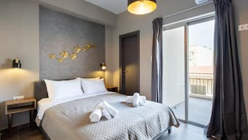 Caja de seguridad en la habitación y espacio para trabajar con laptop