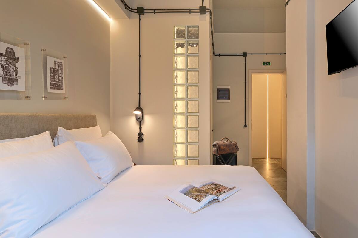 Deluxe Double Room With Patio | Safe på rommet, skrivebord for bærbar PC og blendingsgardiner