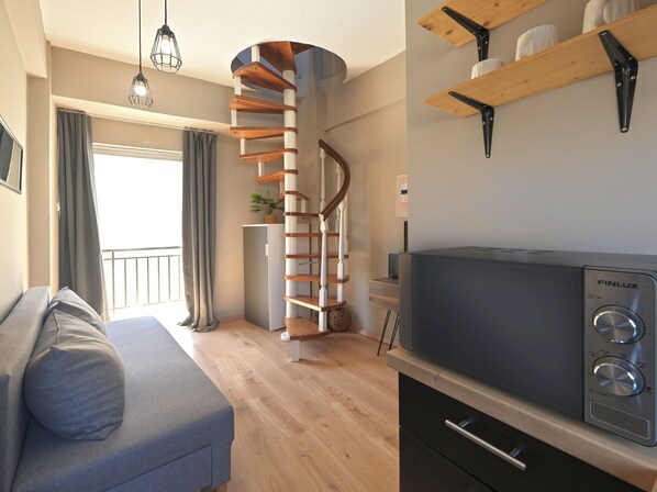 Deluxe Maisonette With Acropolis View and Hot Tub | 起居区 | 32-英寸智能电视（配备卫星频道）、Netflix、流媒体服务