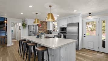 Frigorífico, microondas, horno y placa de cocina