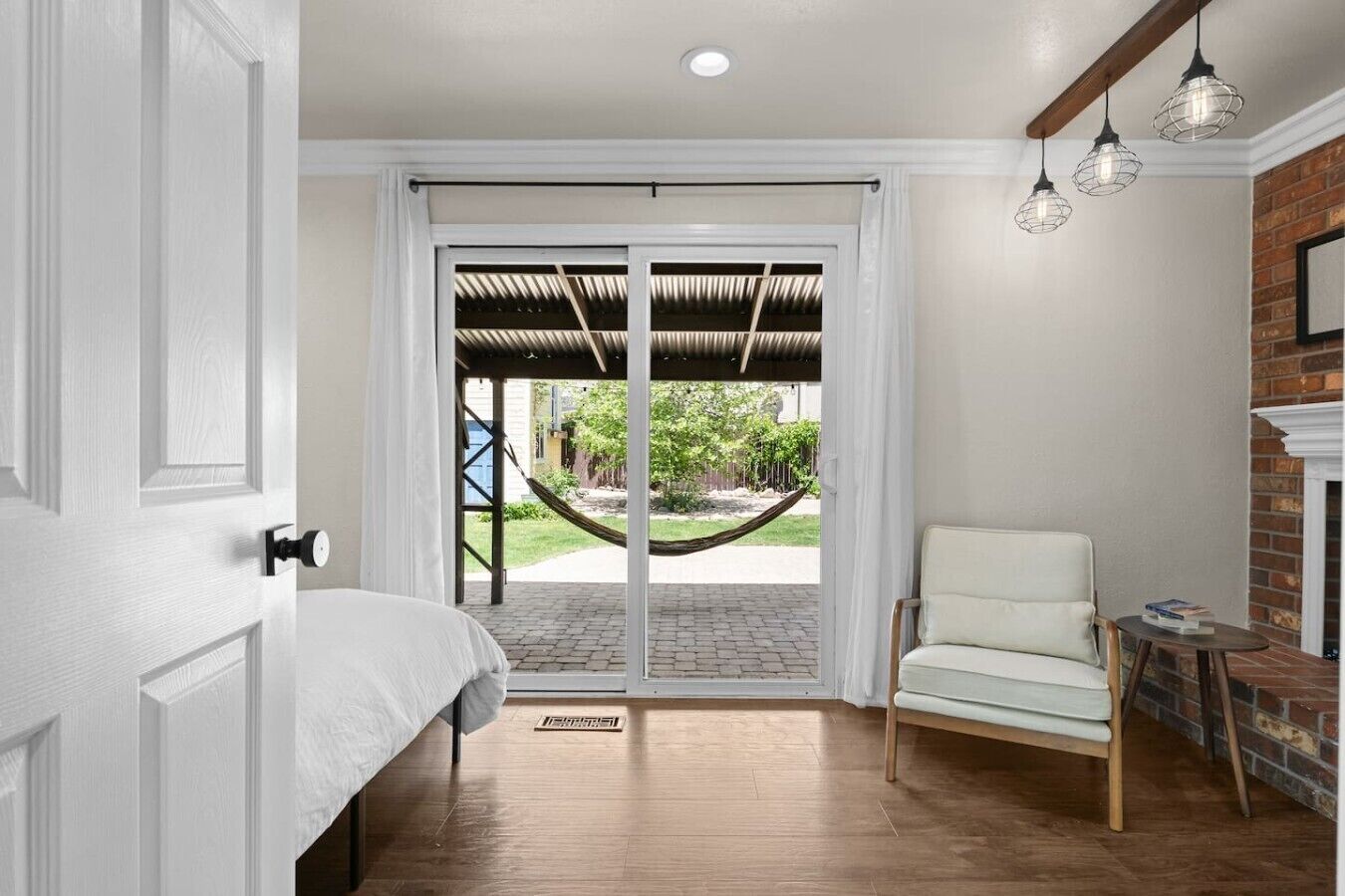 Desk, iron/ironing board, WiFi, bed sheets