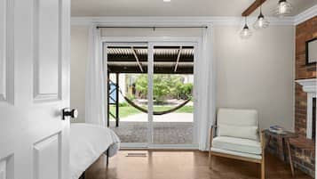Desk, iron/ironing board, WiFi, bed sheets