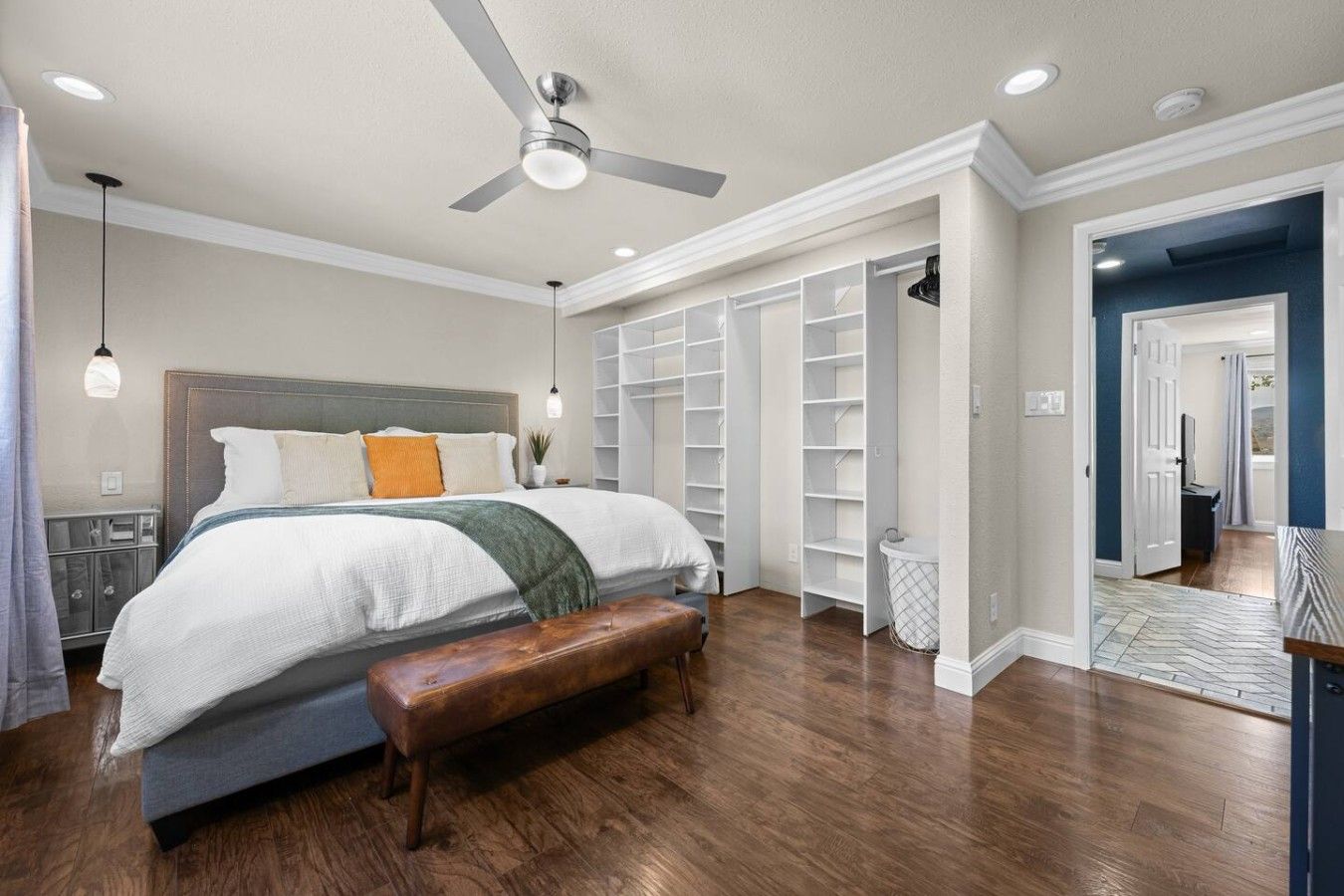 4 bedrooms, desk, iron/ironing board, WiFi