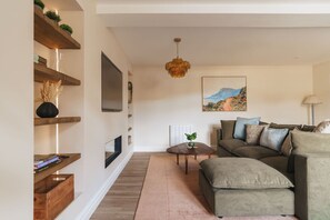 TV - Ground floor apartment, central Ambleside, parking and a dog. (Ambleside)