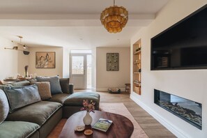 TV - Ground floor apartment, central Ambleside, parking and a dog. (Ambleside)