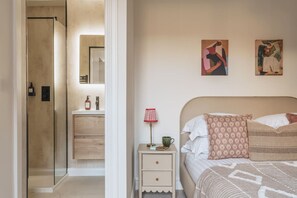 1 bedroom, travel crib, WiFi, bed sheets - Ground floor apartment, central Ambleside, parking and a dog. (Ambleside)