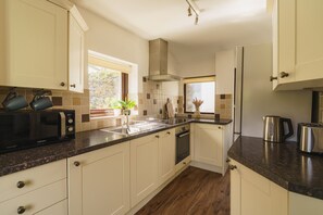 Kjøleskap, mikrobølgeovn, ovn og kokeplater