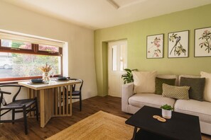 Smart TV, fireplace - Steps Cottage Windermere, detached with parking. (Windermere)