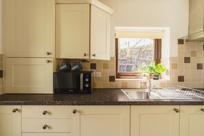 Fridge, microwave, oven, stovetop - Steps Cottage Windermere, detached with parking. (Windermere)