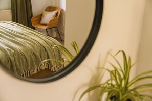 1 bedroom, iron/ironing board, travel cot, free WiFi - Steps Cottage Windermere, detached with parking. (Windermere)