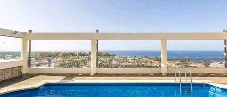 Piscina a l'aire lliure i piscina climatitzada