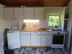 Fridge, oven, stovetop, coffee/tea maker - Vacation home for 2 people at the campsite in Wremen (Wurster Nordseeküste)
