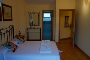 3 chambres, fer et planche à repasser, Wi-Fi, draps fournis