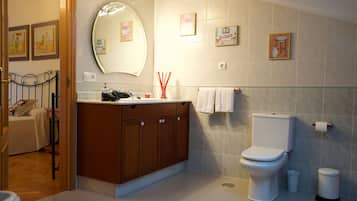 淋浴设施、坐浴桶、毛巾、卫生纸