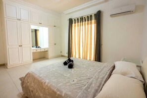 3 bedrooms, desk, iron/ironing board, free WiFi