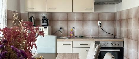 Geladeira, micro-ondas, fogão, cooktop