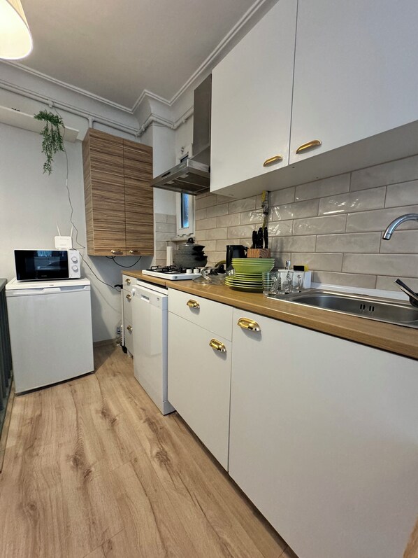 Kühlschrank, Mikrowelle, Geschirrspüler, Wasserkocher