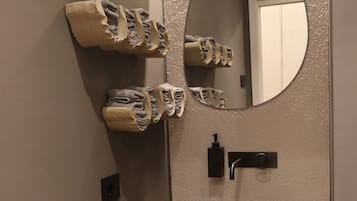 Ducha, secador de pelo, pantuflas, toallas