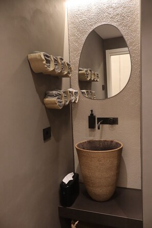 Regadera, secadora de cabello, pantuflas, toallas 