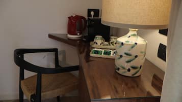 Caja de seguridad en la habitación y escritorio