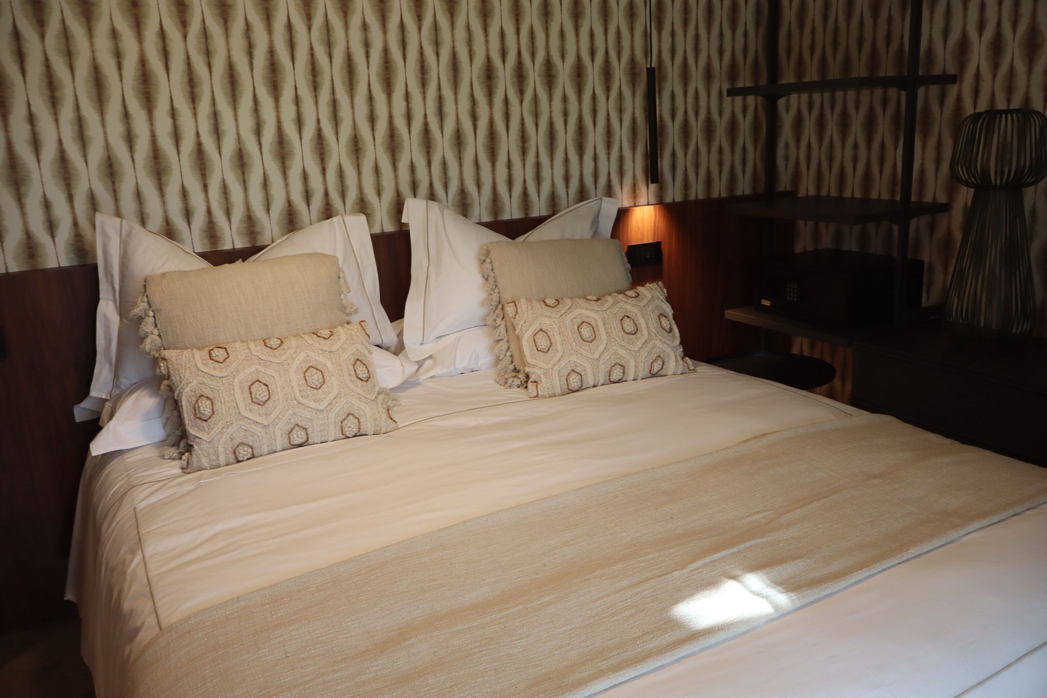 Una cassaforte in camera, una scrivania, postazione laptop