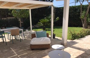 Outdoor dining - Nestled in the green Mediterranean bush 5 minutes from the crystal clear sea (Torre Castiglione)