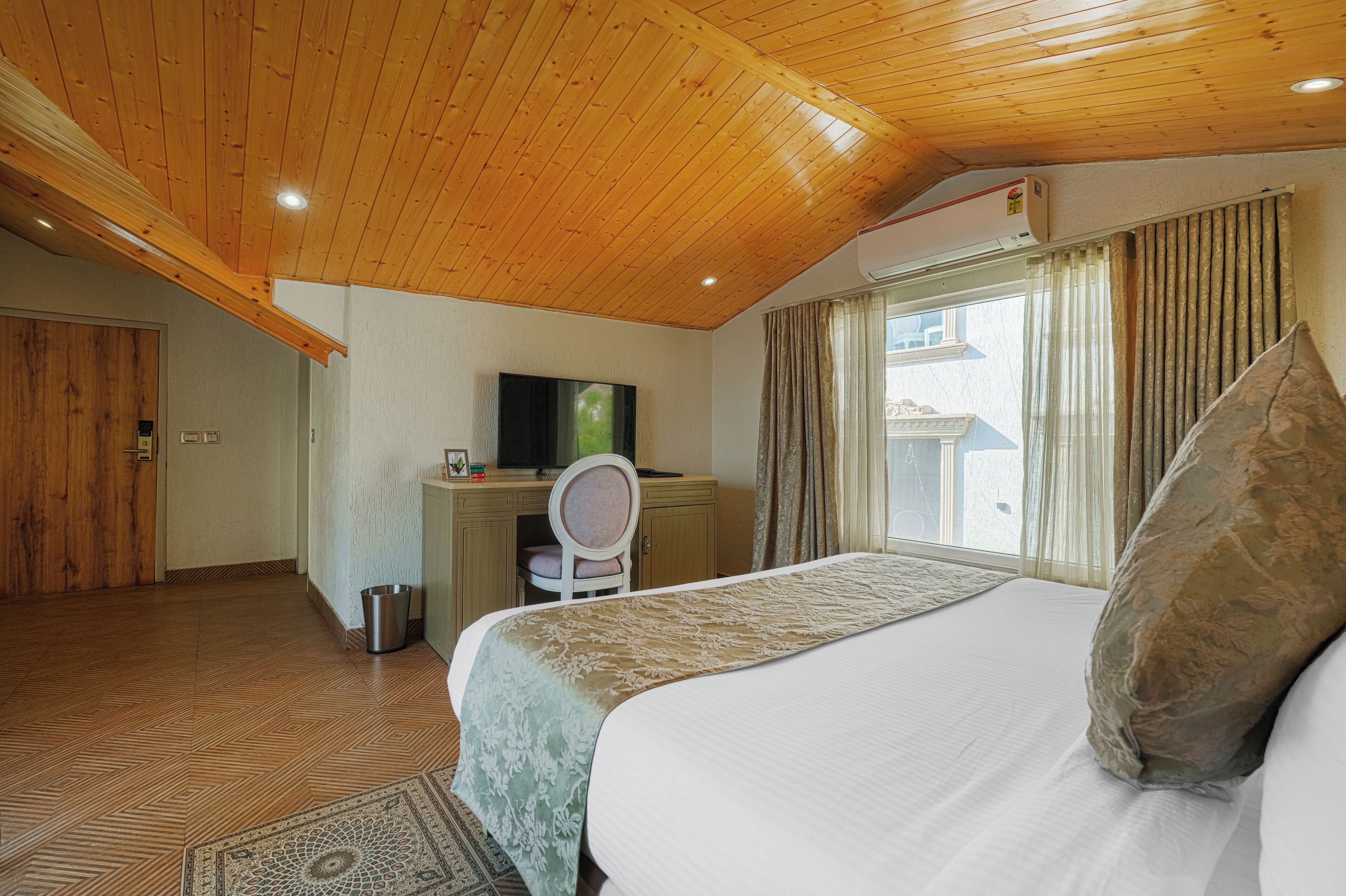 Classic Room | Bathroom | Free toiletries, hair dryer, towels, soap