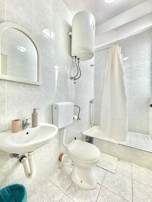 Familienzimmer, Veranda, Gartenblick | Badezimmer | Handtücher, Seife, Shampoo, Toilettenpapier