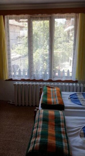 5 dormitorios, tabla de planchar con plancha, ropa de cama
