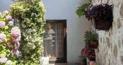 Charming 5-bedroom house in the bosom of old Bansko, quiet cobbled streets...