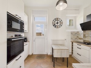 Kühlschrank, Mikrowelle, Ofen, Geschirrspüler