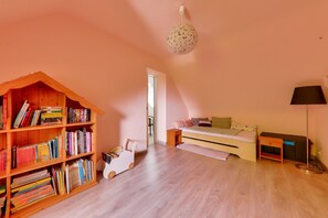 4 bedrooms, iron/ironing board, free WiFi