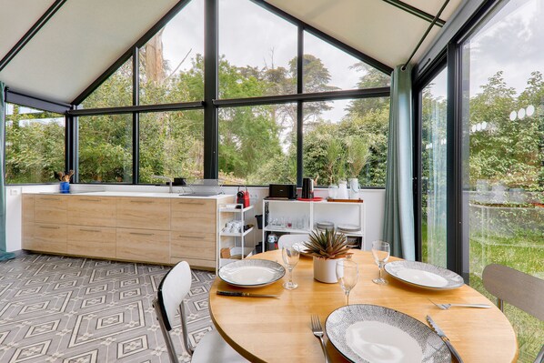 Dining - 800 m from beach – house for 4 adults and 2 children (Saint-Gildas-de-Rhuys)