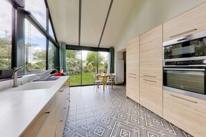 Kühlschrank, Mikrowelle, Ofen, Geschirrspüler