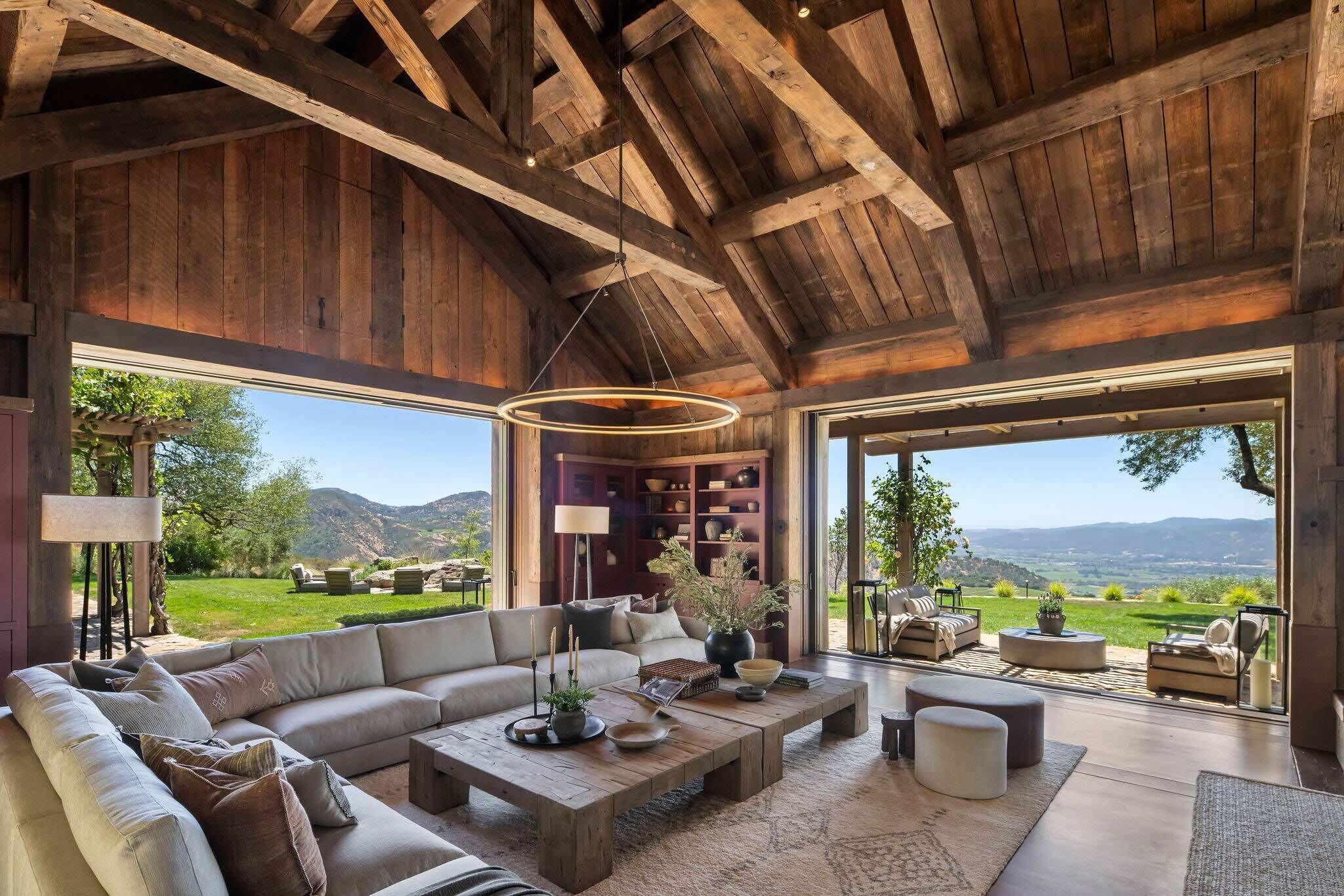 Smart TV, chimenea, libros, oficina