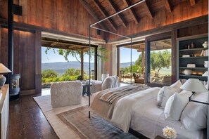 7 chambres, bureau, fer et planche à repasser, lit de bébé portatif