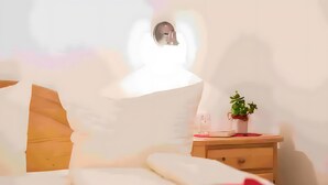A bedroom with a bed, a bedside table with a plant, and a wall-mounted light fixture. - Apartment 'Mohnblume' with Mountain View, Wi-Fi and Air Conditioning (Lagundo)