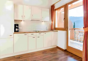 Fridge, stovetop, dishwasher, coffee/tea maker - Apartment 'Mohnblume' with Mountain View, Wi-Fi and Air Conditioning (Lagundo)